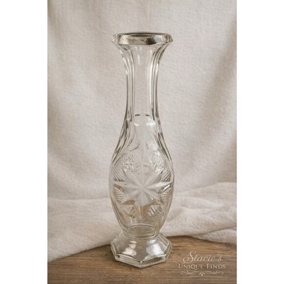 Clear Rounded Star Engraved Vase, 9 inches tall, ribbed sides, Great condition - Picture 8 of 8